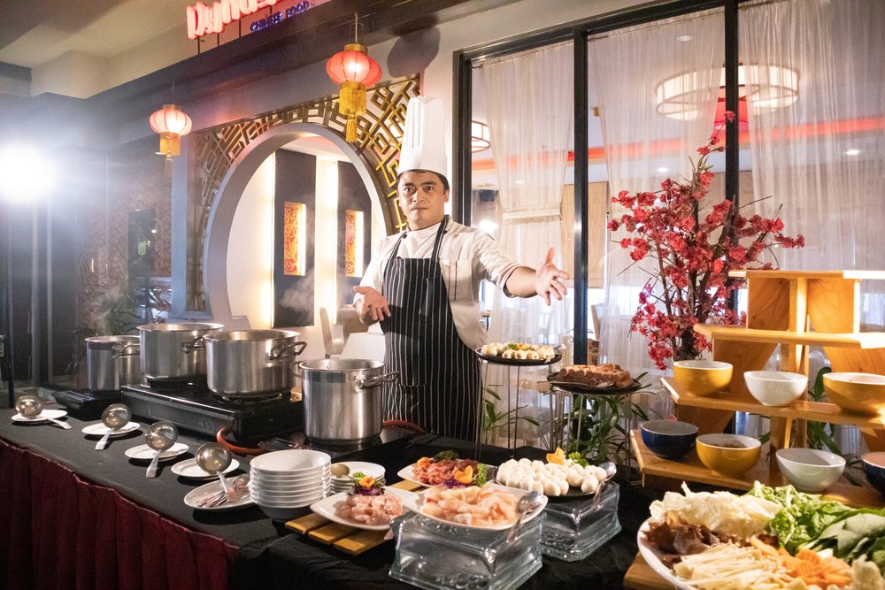 Foto: Chef Hedwiq dan sajian oriental brunch.