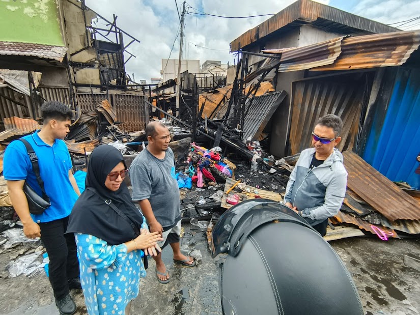 Wali Kota Pontianak Edi Rusdi Kamtono meninjau Pasar Sudirman yang terbakar serta menyempatkan waktu berbincang dengan pedagang.