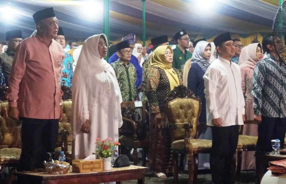 BERNYANYI BERSAMA: Bupati Mempawah Erlina serta para undangan menyanyikan lagu Indonesaia Raya pada pembukaan Gebyar Dakwah Wisata Lintas Borneo. ISTIMEWA