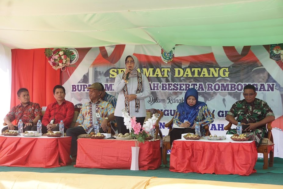 SAMBUTAN: Bupati Mempawah Erlina memberikan sambutan saat menghadiri Gema Bangun Desa di Desa Purun Kecil, Kecamatan Sungai Pinyuh, Jumat (15/9) lalu. ISTIMEWA