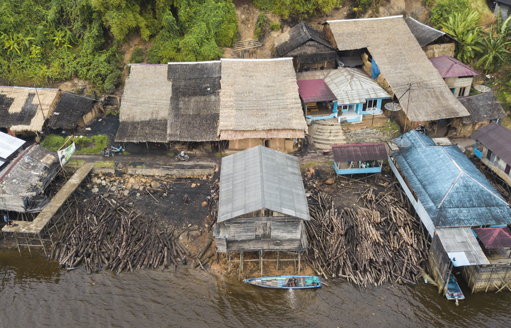 Di Dusun Sungai Limau, Desa Batu Ampar, Kubu Raya banyak dijumpai bangunan tungku arang di sekitar pemukiman warga.