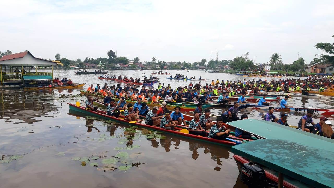 LOMBA SAMPAN BIDAR: Meriahnya lomba sampan bidar yang dipusatkan di Muare Ulakan Sambas, Sungai Sambas Kecil belum lama ini.