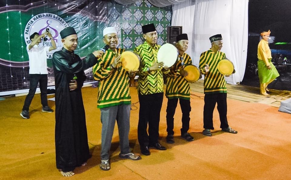 PUKUL HADRAH: Wabup Farhan memukul hadrah membuka lomba Islami dalam rangka memperingati Maulid Nabi Muhammad di Desa Sepakat Jaya, Senin (18/9) malam. ISTIMEWA