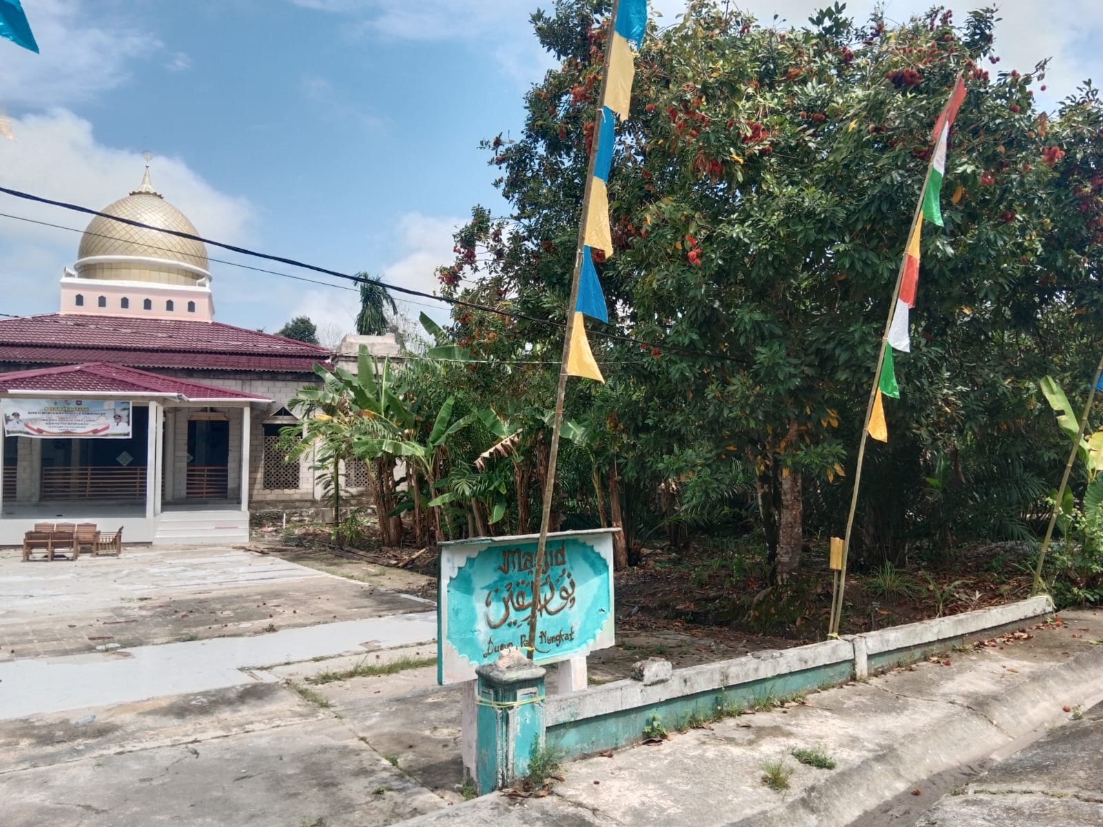 MASJID  : Kondisi lingkungan Masjid Nurul Yaqin di Dusun Pak Nungkat, Desa Sekabuk, Sadaniang. IST