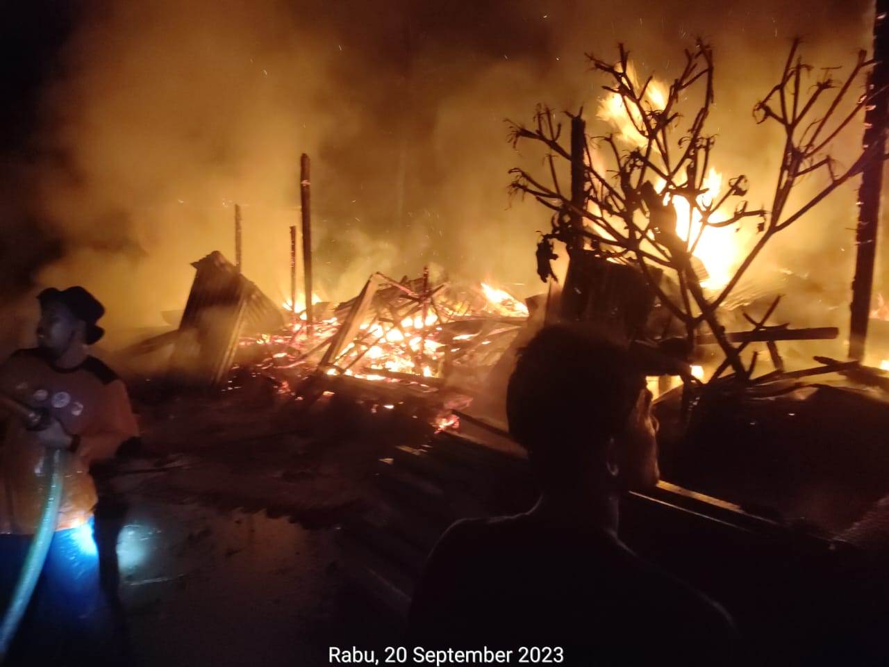 KEBAKARAN: Rumah warga di Desa Senakin ludes terbakar pada Rabu (20/9) malam.