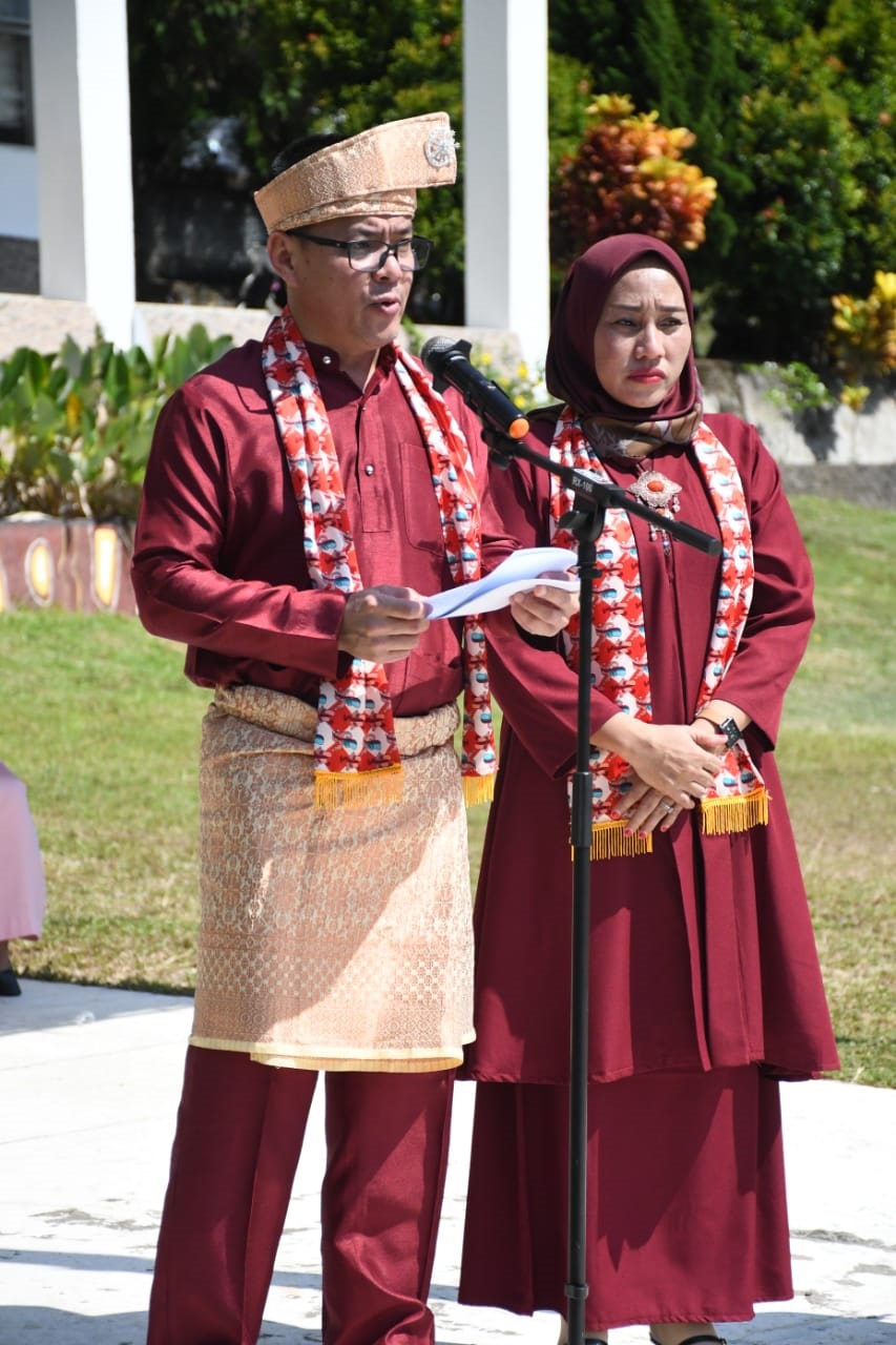 PISAH SAMBUT: Penjabat (Pj) Bupati Kayong Utara, Romi Wijaya didampingi Pj Ketua TP PKK Kabupaten Kayong Utara, Tengku Mardiana Romi saat menghadiri pisah sambut Citra Duani  dan Effendi.