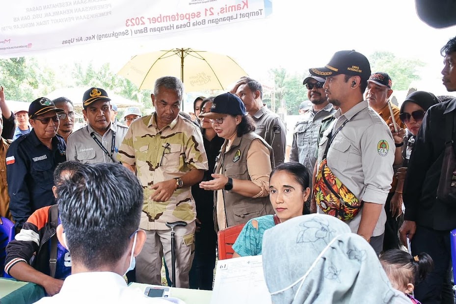 Bupati Ketapang, Martin Rantan, meninjau pemeriksaan kesehatan gratis di sela-sela kunjungannya di Desa Harapan Baru, Kecamatan Air Upas, Kamis (21/9).