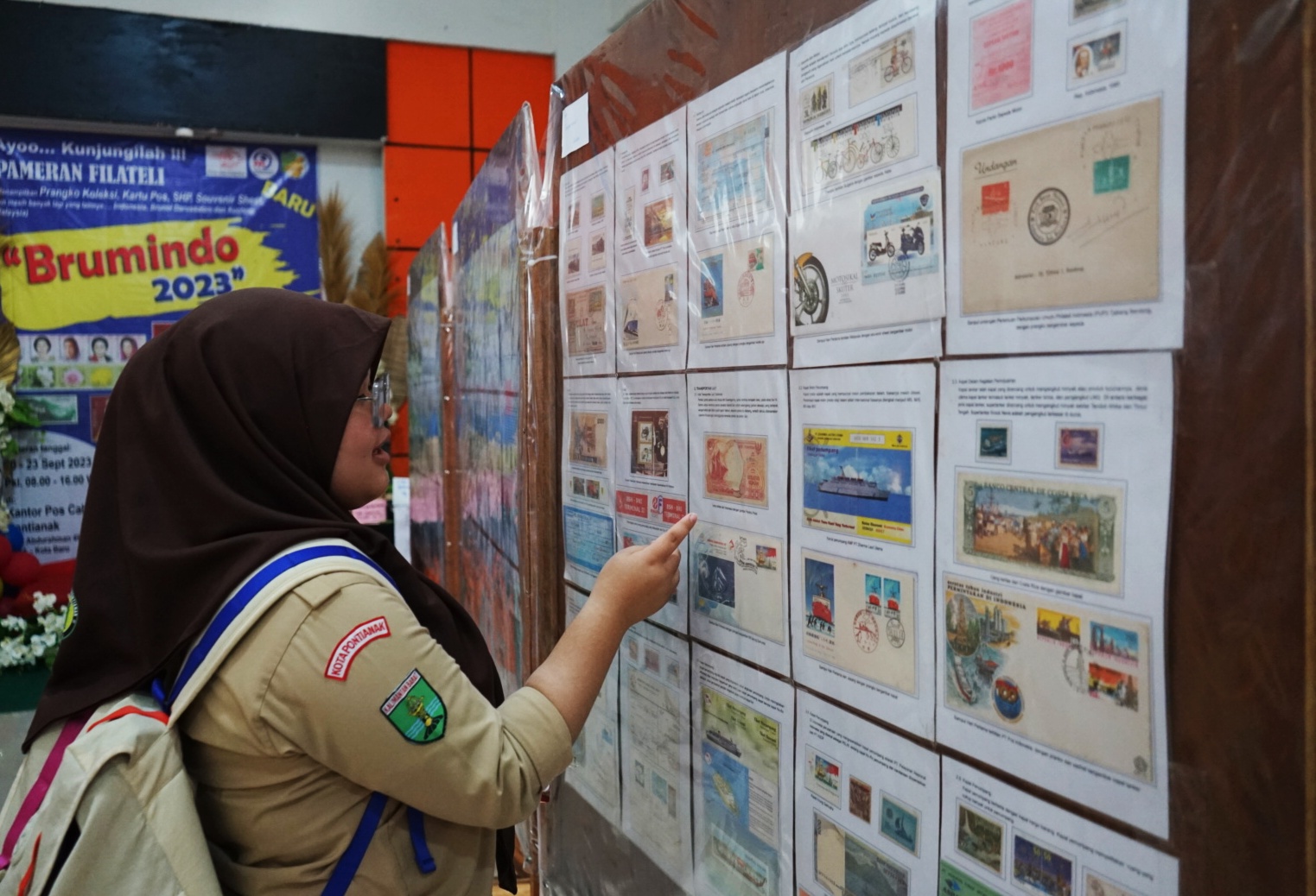 Seorang pelajar sedang melihat prangko yang dipajang di Pameran Prangko Brumindo 2023 di Kantor Pos Jalan Sultan Abdurrahman, Jumat (22/9).