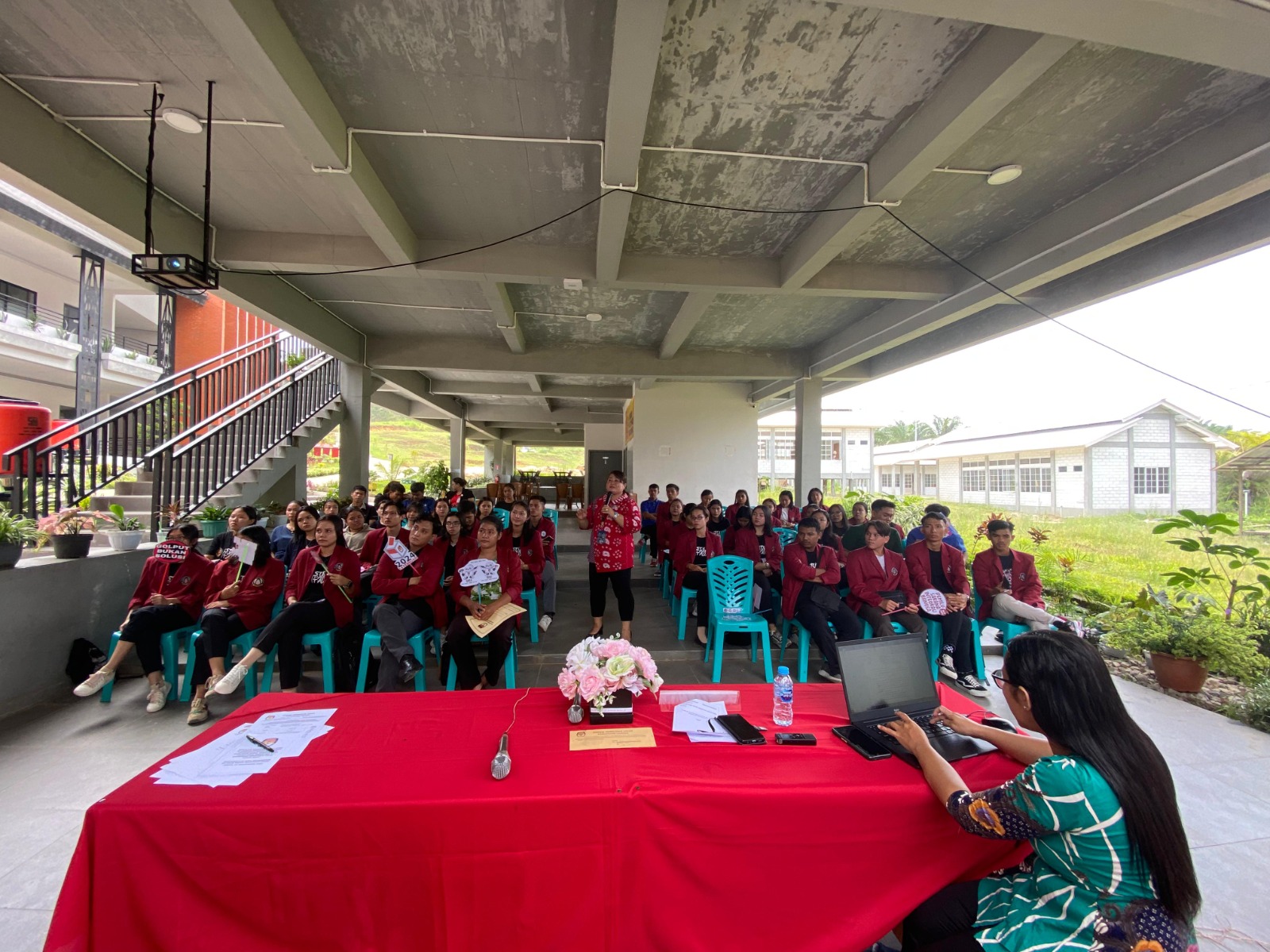 SOSIALISASI: Mahasiswa Universitas Katolik Santo Agustinus Hippo Ngabang mengikuti sosialisasi pemilih pemula, Jumat (21/9).