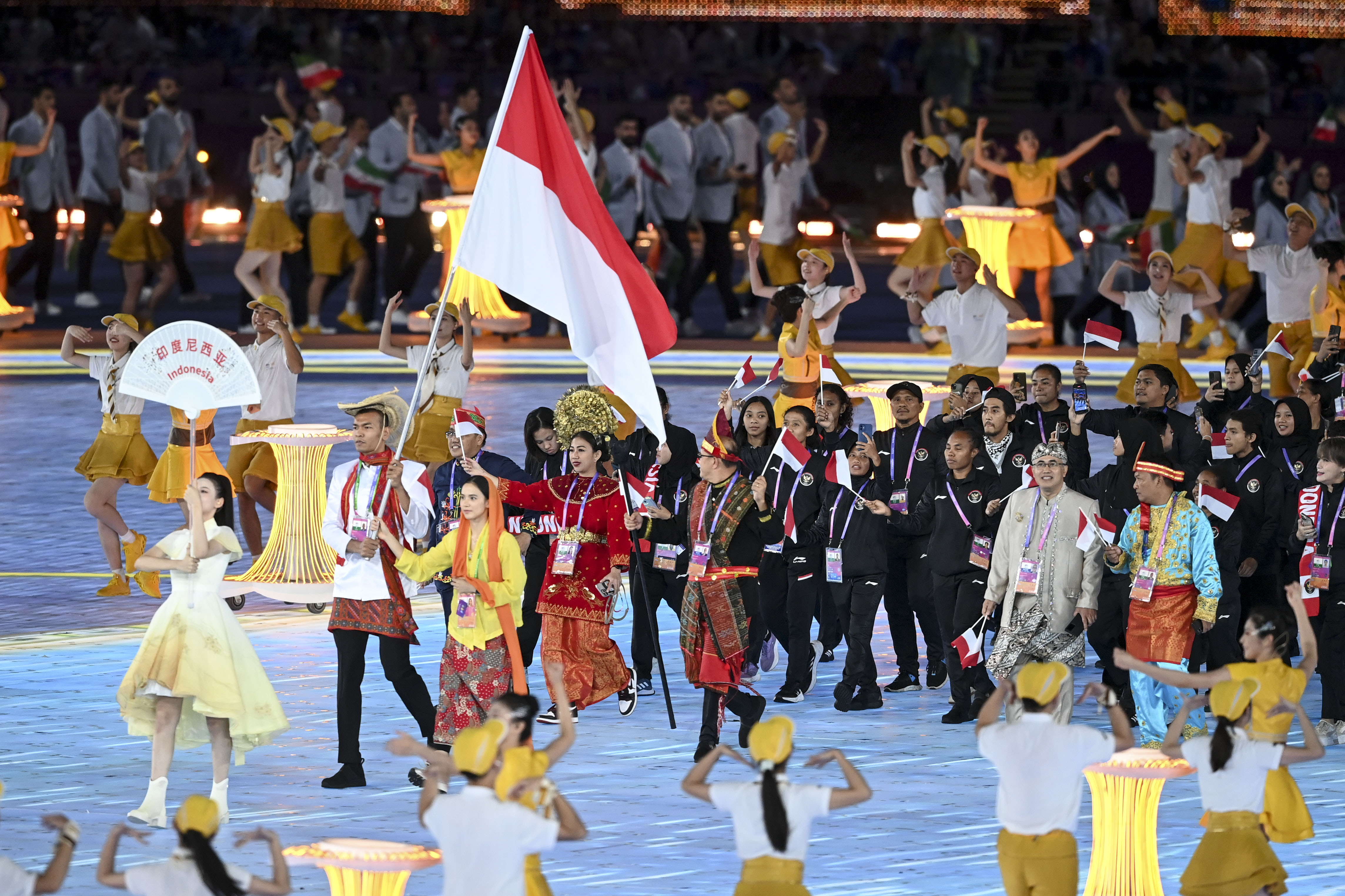 Kontingen Indonesia mengikuti defile saat upacara pembukaan Asian Games 2022 di Hangzhou Olympic Sports Centre Stadium, Hangzhou, China, Sabtu (23/9/2023). Asian Games ke-19 itu digelar pada 23 September - 8 Oktober 2023 dengan memperebutkan 481 medali em