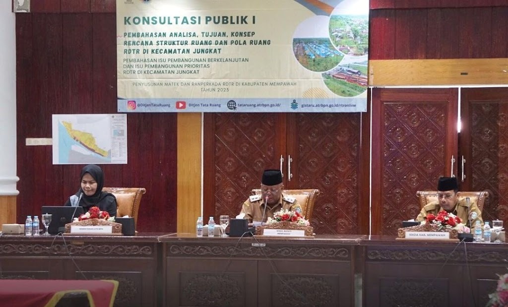 BERI ARAHAN: Wakil Bupati Mempawah Muhammad Pagi memberikan arahan saat membuka Konsultasi Publik Pertama Penyusunan RDTR Kawasan Perkotaan Jongkat tahun 2023 di Aula Kantor Bupati Mempawah. ISTIMEWA
