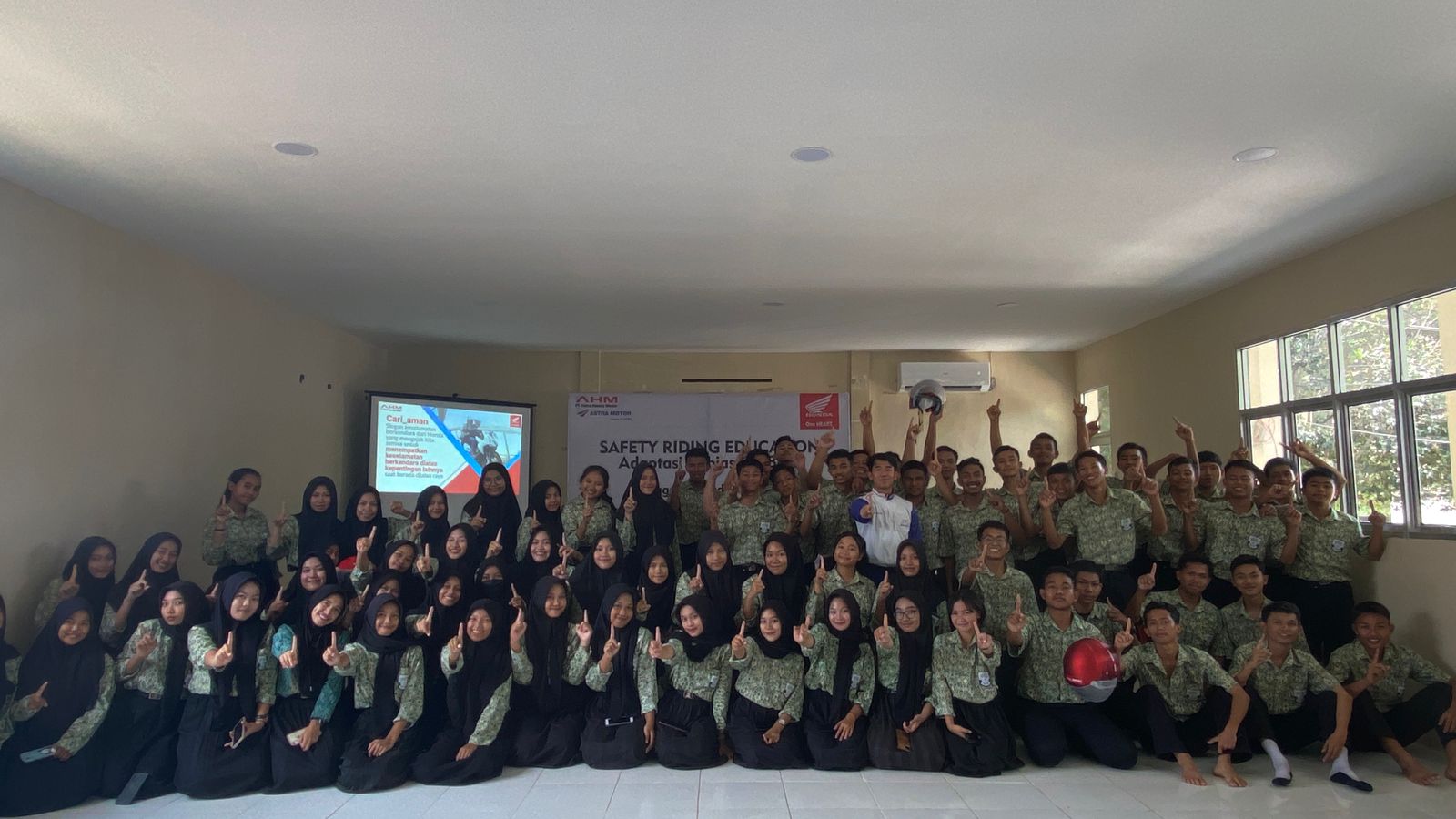 Astra Motor Kalimantan Barat menggelar edukasi safety riding di SMAN 1 Rasau Jaya.