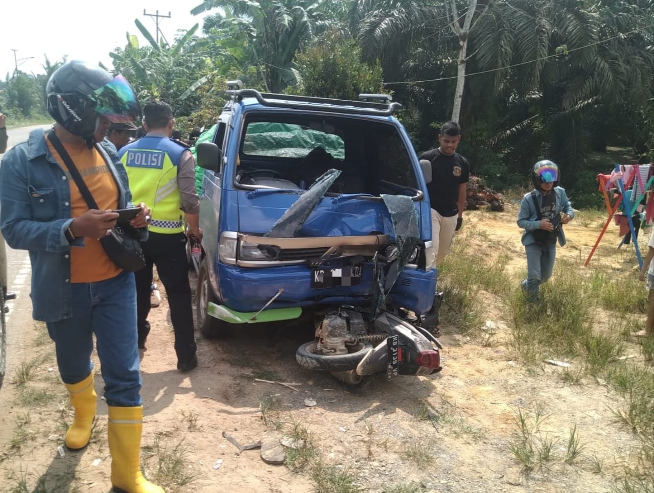 EVAKUASI : Personel Sat Lantas Polres Sekadau saat melakukan evakuasi kendaraan usai terjadi kecelakaan. ISTIMEWA