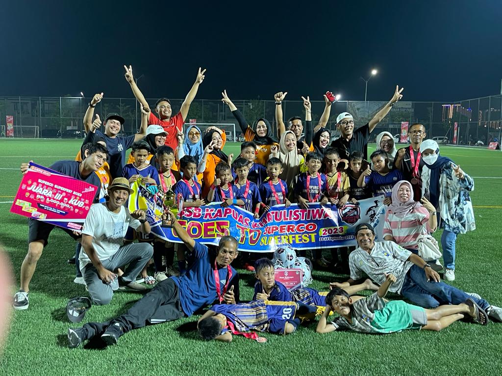 Tim U-8 SSB Kapuas Khatulistiwa Pontianak berfoto bersama setelah menerima penghargaan atas Raihan Juara III Superco Superfest 2023 yang digelar di Jakarta, Sabtu 24 September 2023.