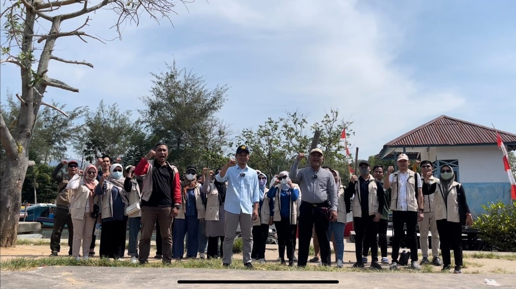 SEMANGAT: Sejumlah tenaga kesehatan menggelorakan semangat saat akan bertolak ke Desa Betok Jaya melakukan kegiatan Pelayanan Kesehatan Bergerak (PKB).