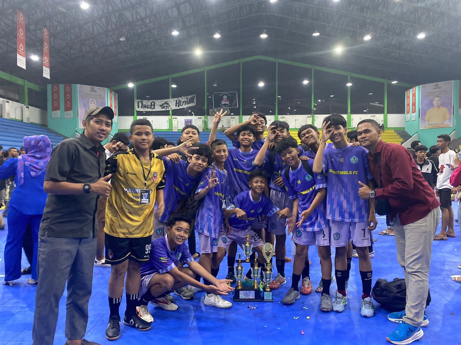 JUARA III: Tim Futsal SMPN 13 Pontianak berhasil meraih juara 3 pada Kejuaraan Futsal Gubernur Cup 2023. IST