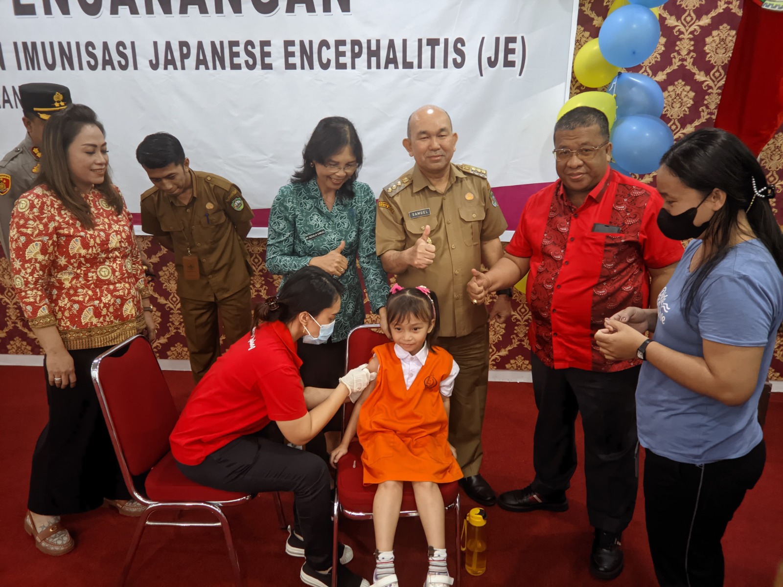 SUNTIK: Petugas memberikan vaksin JE kepada anak-anak TK dalam acara pencanangan imunisasi Japanese Encephalitis (JE) di aula besar kantor bupati Landak, Selasa (26/9).