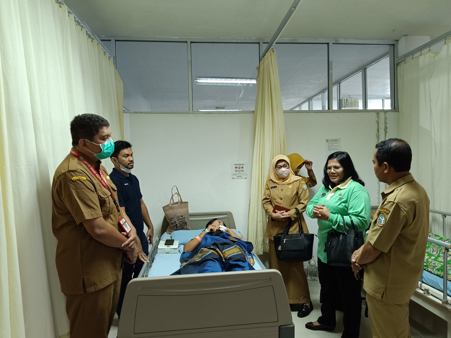 MEMANTAU: Kepala BKKBN Kalbar, Pintauli Romangasi Siregar melakukan pemantauan langsung pada pasien pascapelaksanaan MOW. ISTIMEWA
