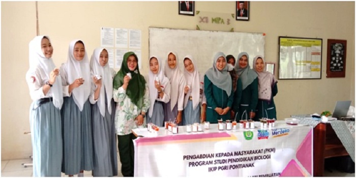 Gambar : Dosen, guru, dan siswi SMA Negeri 1 Sungai Kakap menampilkan hasil pembuatan lilin aromaterapi dari minyak jelantah.