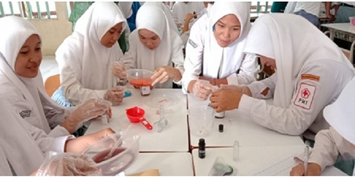 Gambar : Siswa secara berkelompok membuat lilin aromatherapi