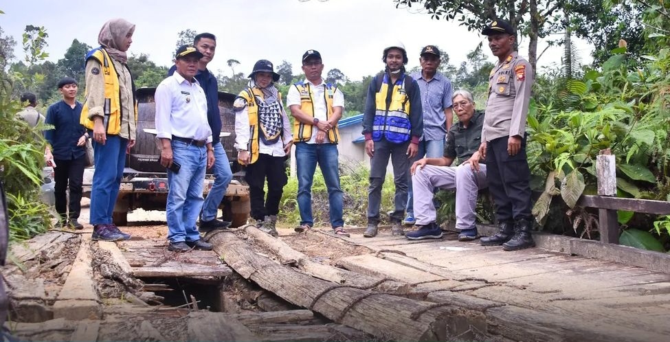 TINJAU : Pemerintah Kabupaten Sintang meninjau serta monitor sejumlah perkembangan pembangunan jembatan Kecamatan Ketungau Hulu, Kabupaten Sintang.