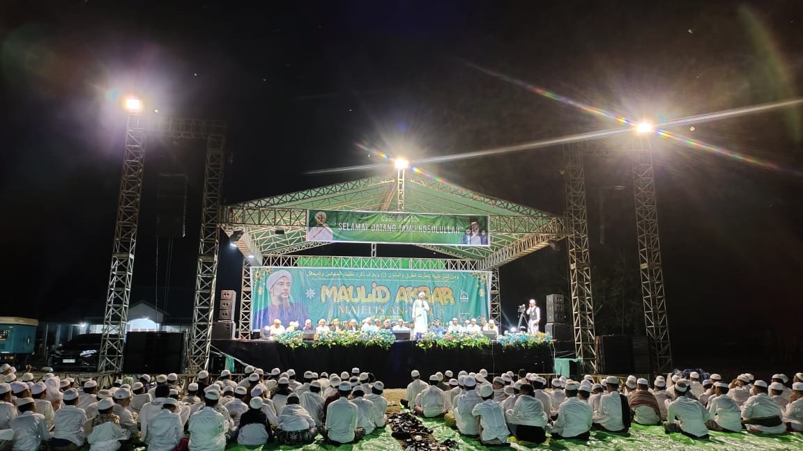 SEMARAK: Ribuan jemaah tampak antusias mengikuti Maulid Akbar di halaman Ponpes Anwaruttaufiq, Desa Kuala Dua, Jumat (29/9) malam.