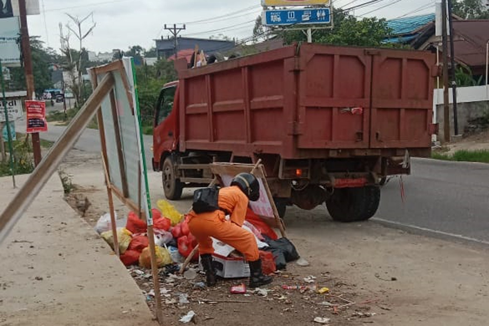 SAMPAH MENUMPUK: Petugas membersihkan sampah di Taman Kota Intan Ngabang, beberapa waktu lalu.