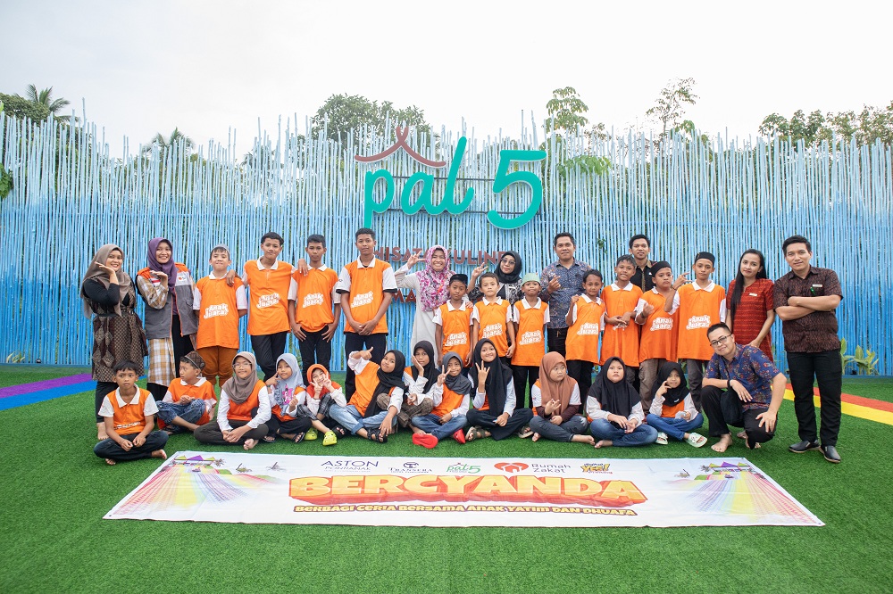 BERMAIN: Anak-anak yatim dan dhuafa diajak bermain di Wahana Taman Bermain Pal 5. Kegiatan ini dalam rangka perayaan HUT ke-13 ASTON Pontianak Hotel dan HUT ke-11 Transera Hotel Pontianak. IST