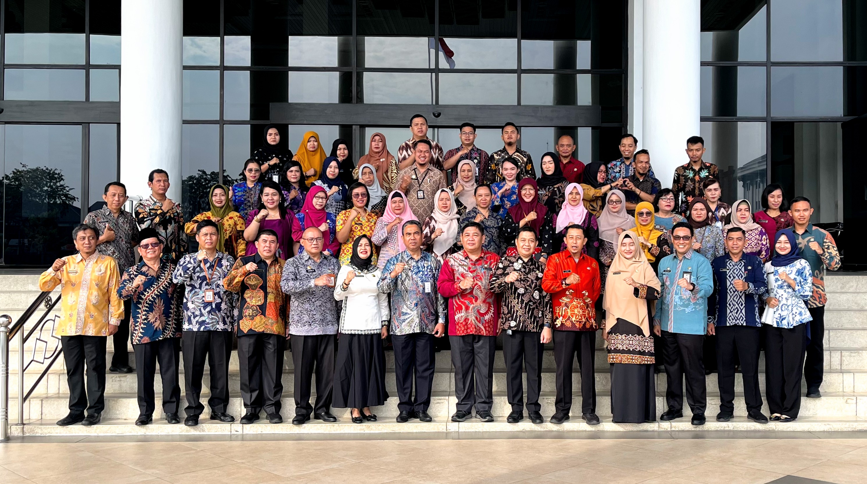 BERSAMA: Plh Sekda Kalbar Alfian bersama jajaran kepala perangkat daerah di lingkungan Pemprov foto bersama usai apel memperingati Hari Batik Nasional di Kantor Gubernur, Senin (2/10).