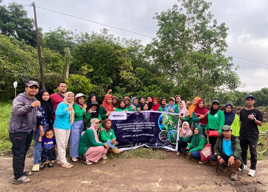FOTO BERSAMA: Kelompok perempuan dampingan Lembaga Gemawan mengikuti kegiatan peningkatan kapasitas petani kopi di Desa Telaga Arum.
