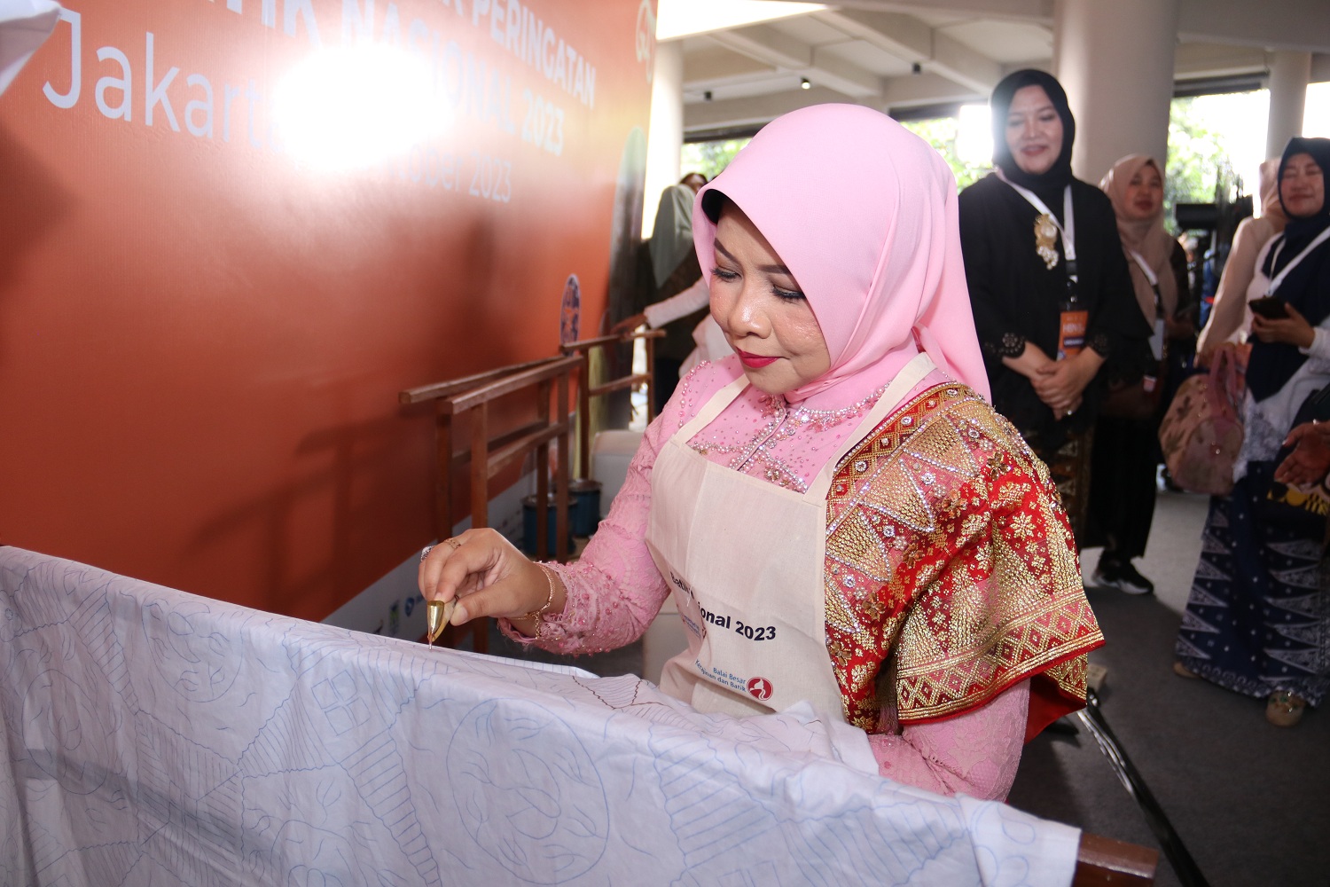MEMBATIK: Pj Ketua Dekranasda Kalbar Windy Prihastari membatik saat puncak peringatan Hari Batik Nasional di TMII, Jakarta, Senin (2/10).