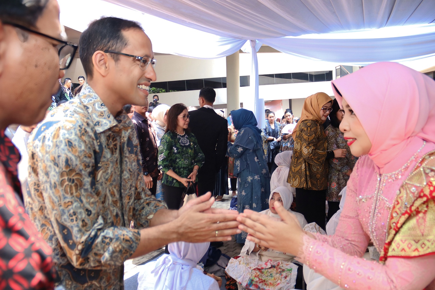 MENTERI: Pj Ketua Dekranasda Kalbar Windy Prihastari bersalaman dengan Menteri Pendidikan, Kebudayaan, Riset, dan Teknologi Nadiem Makarim saat puncak peringatan Hari Batik Nasional di TMII, Jakarta,