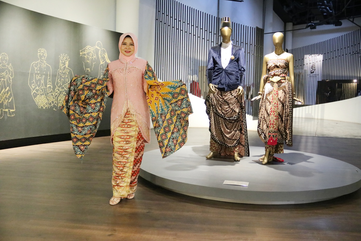 JUNJUNG BUIH: Pj Ketua Dekranasda Kalbar Windy Prihastari memperlihatkan Batik Tulis Motif Putri Junjung Buih dari Kabupaten Ketapang saat puncak peringatan Hari Batik Nasional di TMII, Jakarta.