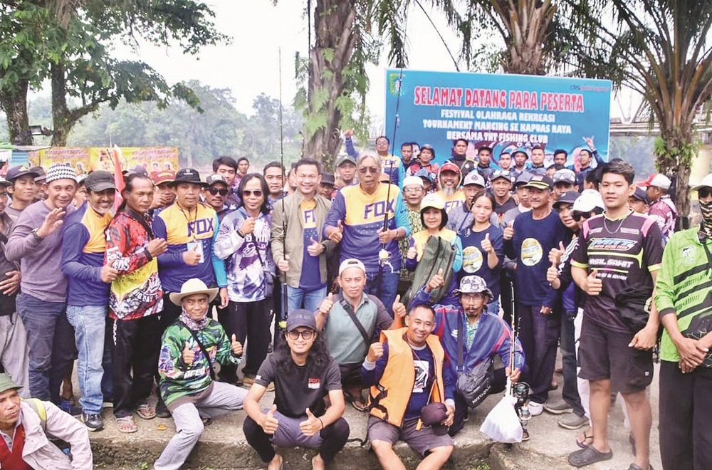 MANCING : Bupati Sintang, dr. Jarot Winarno saat membuka pelaksanaan kegiatan Festival Olahraga Rekreasi turnamen mancing se-Kapuas Raya.