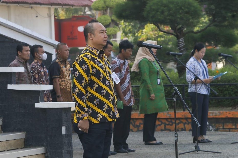 BERBATIK: Sekda Ketapang, Alexander Wilyo, memberikan arahan saat memimpin apel di lingkungan Setda Ketapang, Senin (2/10). Memperingati Hari Batik Nasional, Sekda bersama seluruh peserta upacara. IST