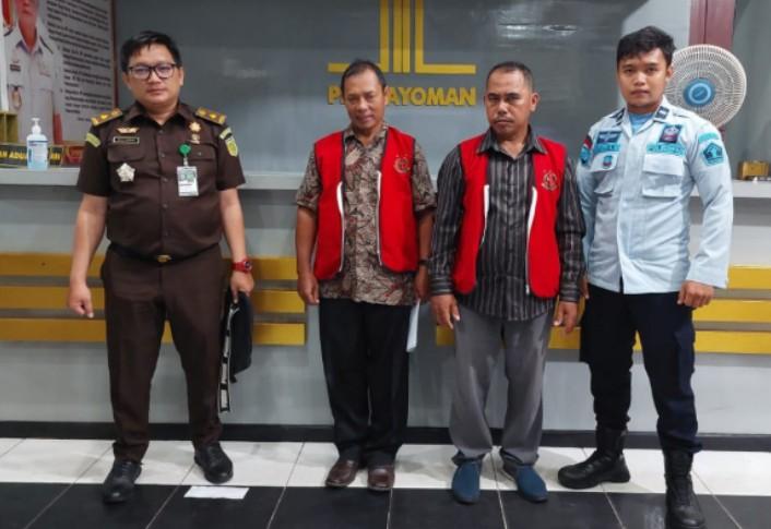 DITAHAN: Mengenakan rompi merah kedua Aparatur Sipil Negara Kapuas Hulu berinisial S dan IR ini ditahan Kejari Kapuas Hulu lantaran diduga terlihat kasus tindak pidana korupsi pengadaan bibit Arwana.