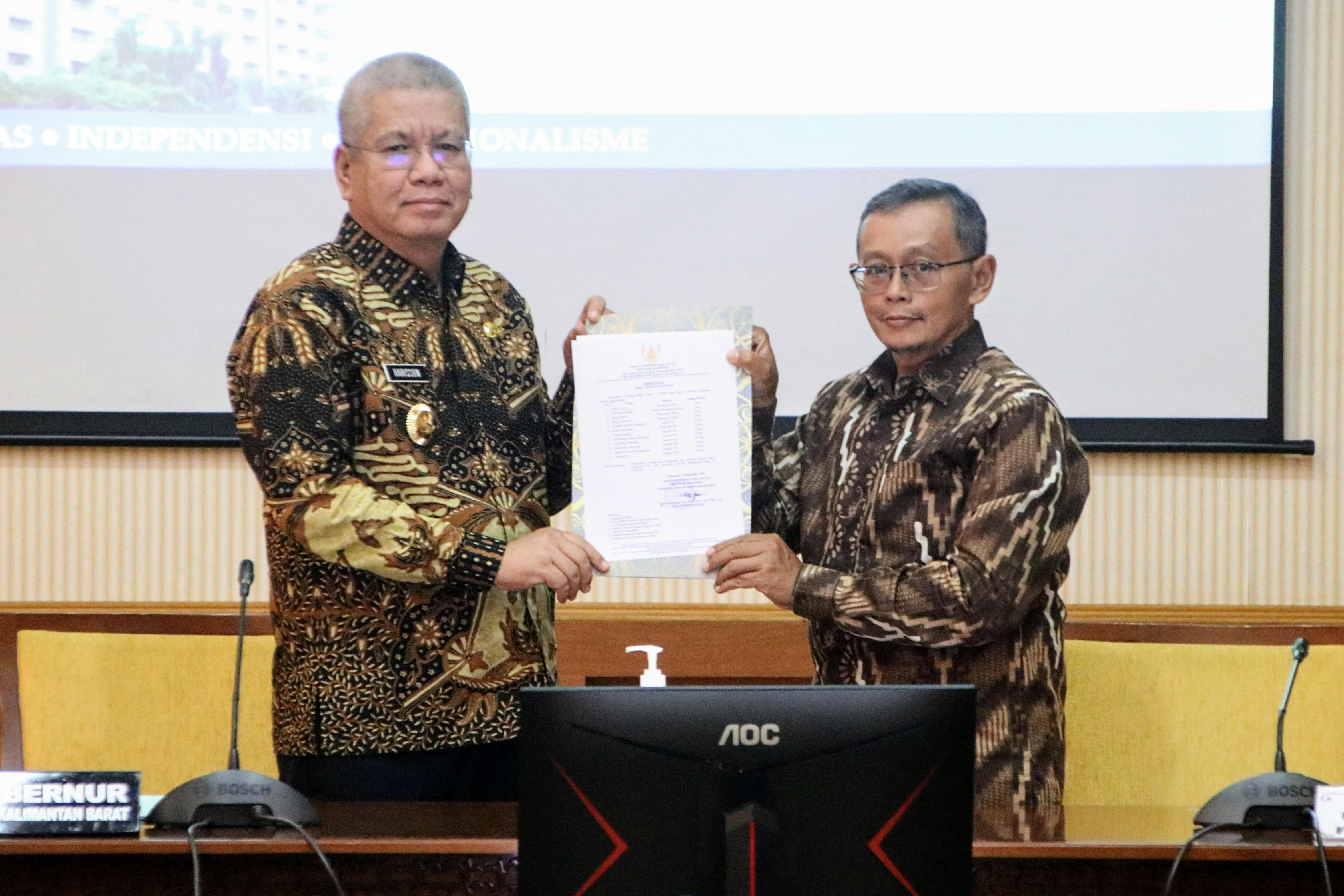 SURAT: Penyerahan surat tugas pemeriksaan oleh Kepala Perwakilan BPK Kalbar Wahyu Priyono kepada Pj Gubernur Kalbar Harisson di Ruang Praja I, Kantor Gubernur, Senin (2/10).&nbsp;