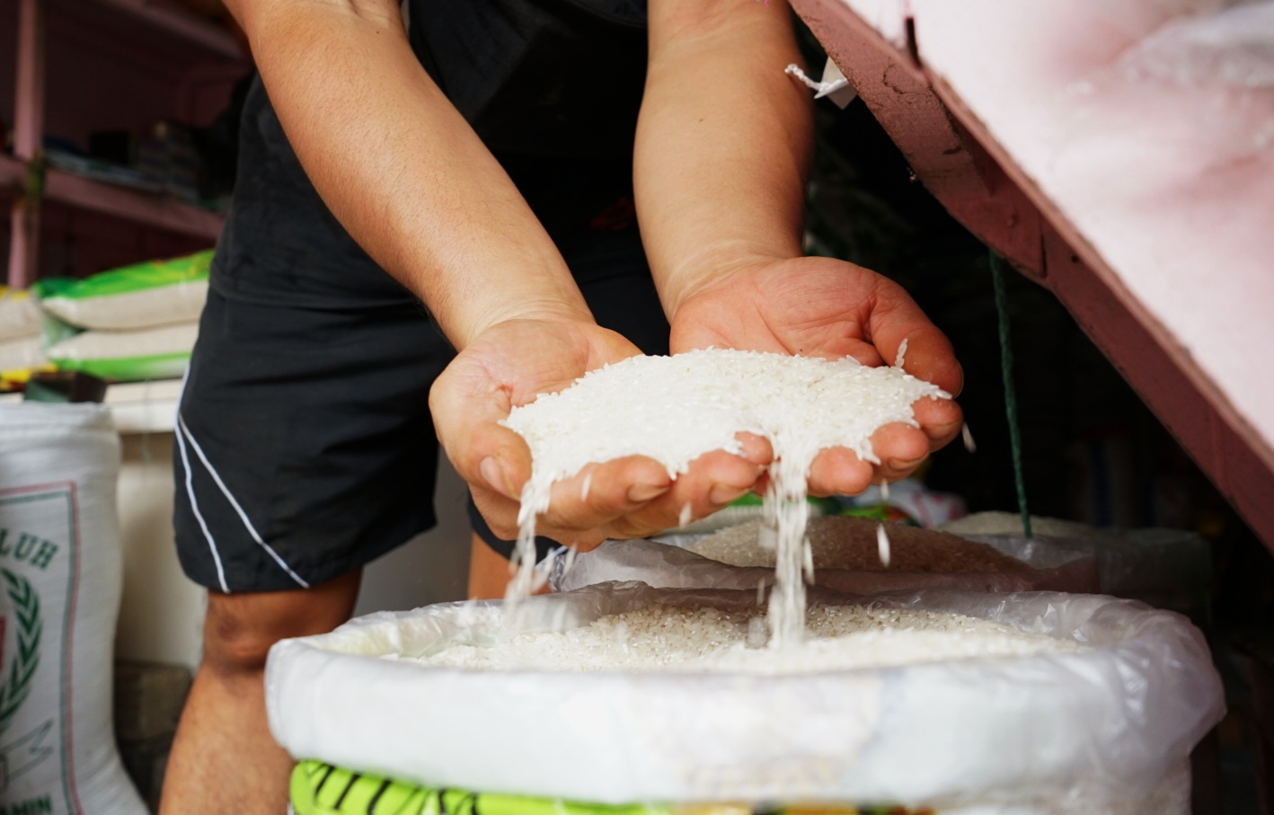 BERAS: Seorang penjual beras di Pasar Mawar, Selasa (3/10). Beras menjadi salah satu komoditas penyumbang paling tinggi dalam inflasi di Kalimantan Barat.