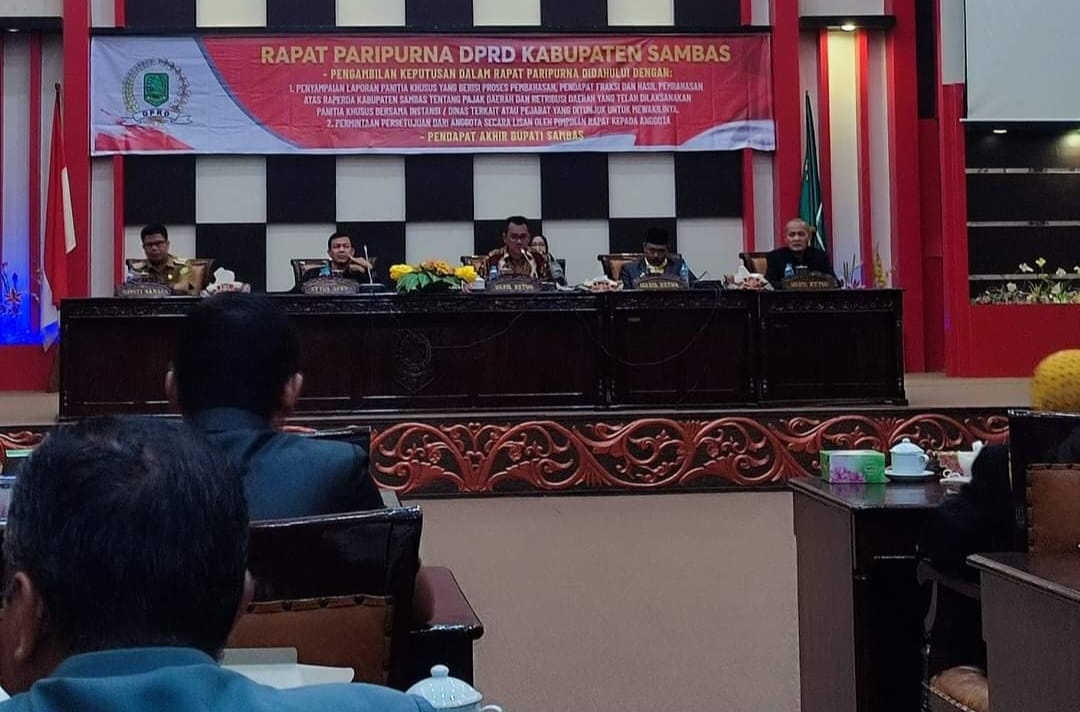 SETUJU: DPRD Kabupaten Sambas memberikan persetujuan terhadap Raperda Retribusi Daerah dan Pajak Daerah dalam Rapat Paripurna, Selasa (3/10). IST