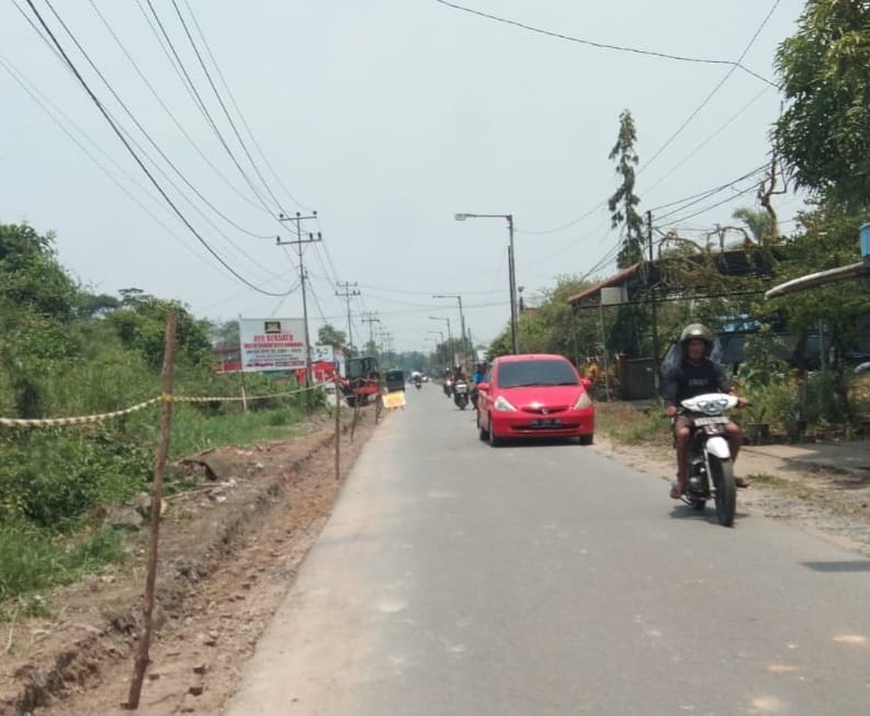 PELEBARAN JALAN: Kegiatan pelebaran Jl Raya Sejangkung mulai dilaksanakan oleh Pemkab Sambas.