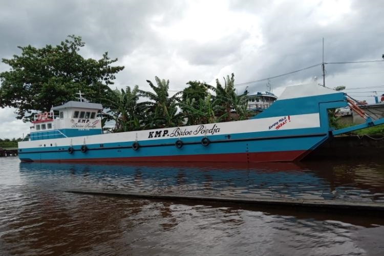 BELUM BEROPERASI: Hingga kini kapal yang dibeli Pemkab Kapuas Hulu pada tahun 2022 lalu belum beroperasi, karena terkendala masalah pembebasan lahan untuk pembuatan dermaga. DOKUMEN