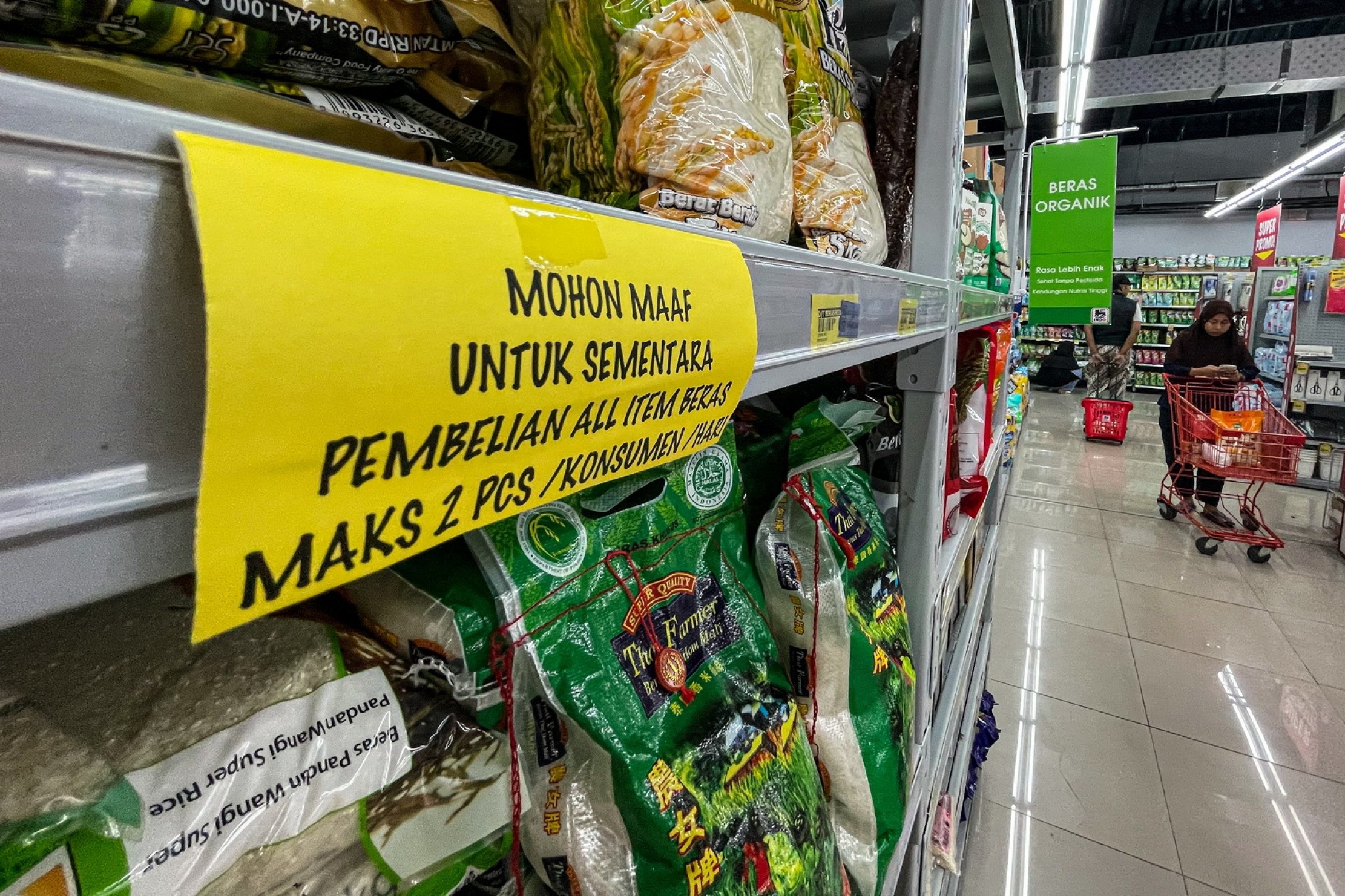 Warga berbelanja di gerai ritel modern Superindo di kawasan Depok, Jawa Barat, Rabu (4/10/2023). Sejumlah toko ritel modern memberlakukan pembatasan pembelian beras hanya 10 kg per hari ke konsumen.