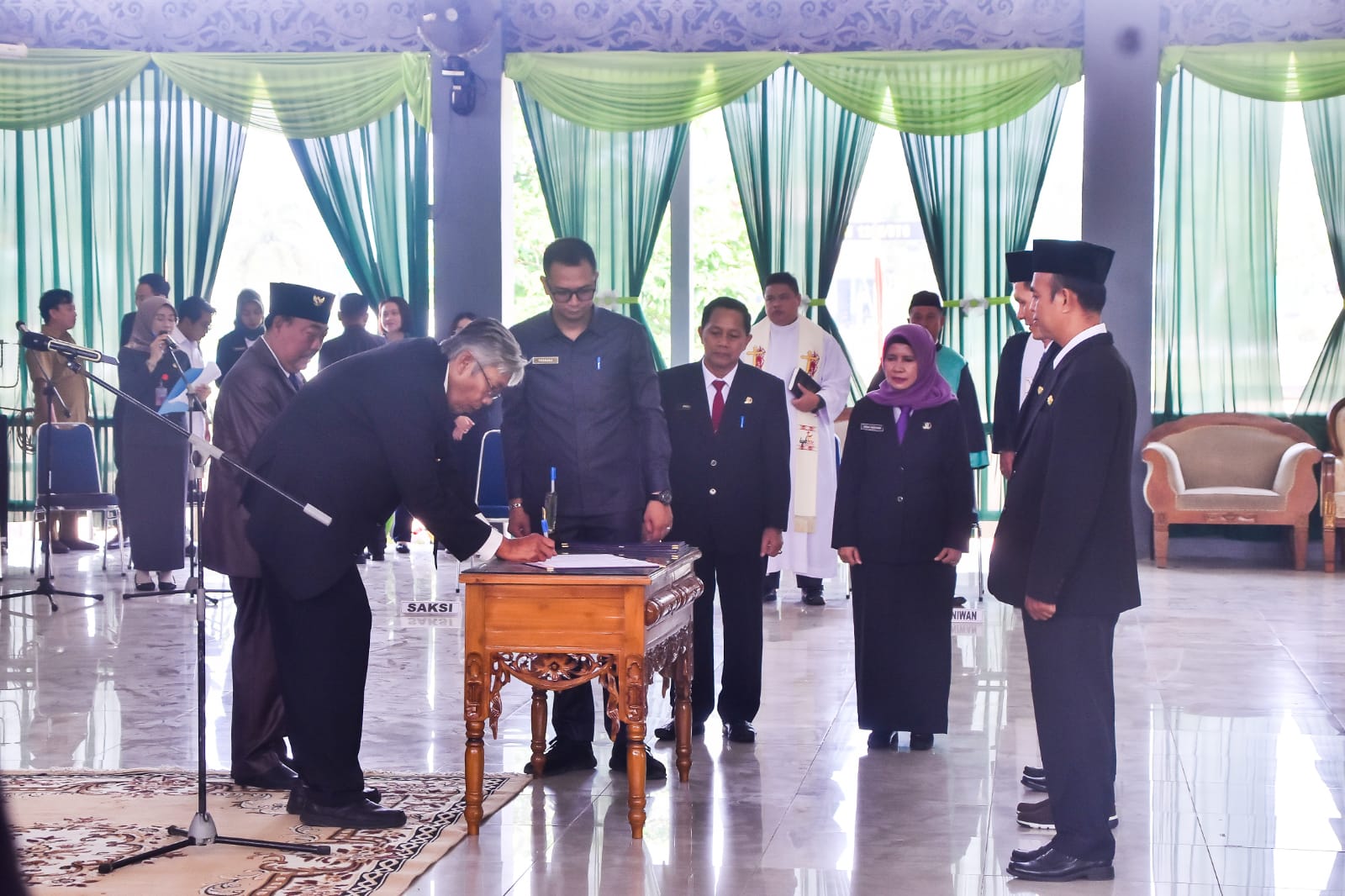 LANTIK : Bupati Sintang, Jarot Winarno melakukan pelantikan / pengambilan sumpah janji jabatan bagi pejabat struktural di lingkungan Pemerintah Kabupaten Sintang.