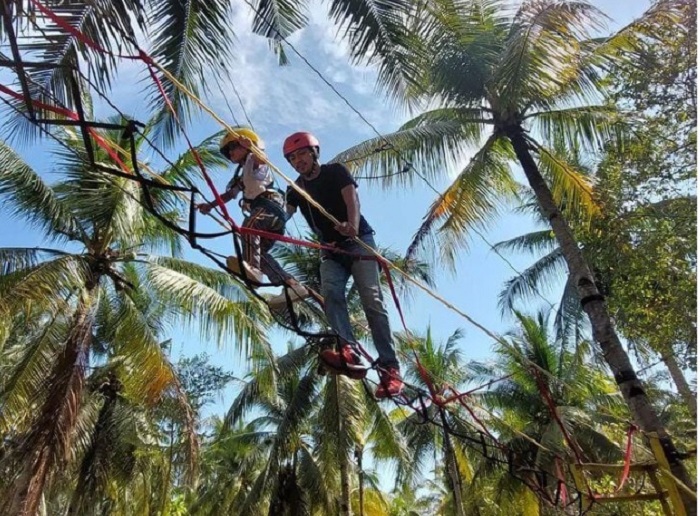 SERU: Keseruan pengunjung menaiki wahana rope bridge di Taman &nbsp;Agrowisata Rekadena. IST