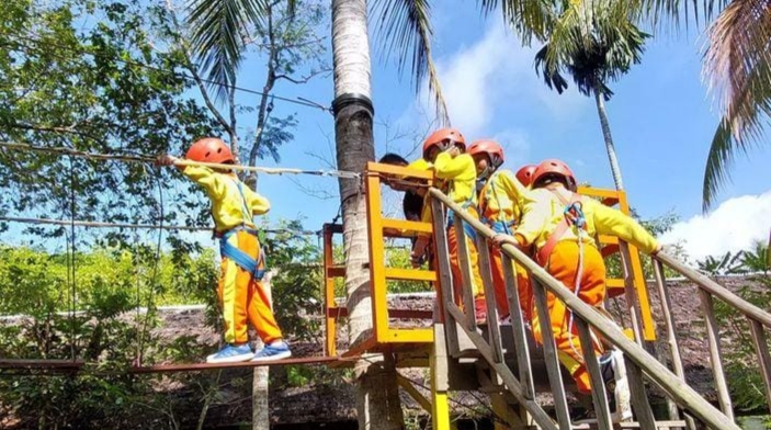 SERU: keseruan anak-anak menikmati salah satu wahana outbound di Taman Agrowisata Rekadena. IST