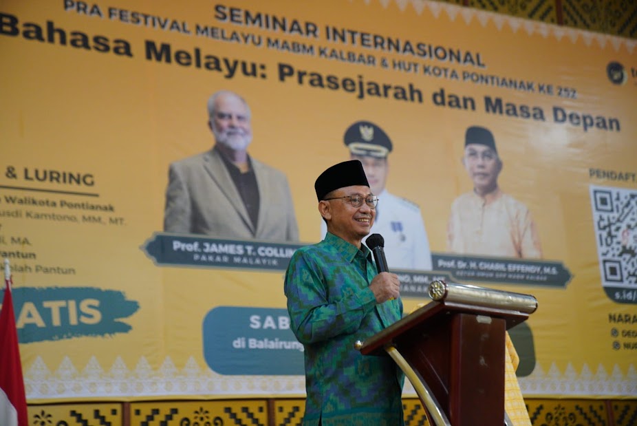 SAMBUTAN: Wali Kota Pontianak Edi Rusdi Kamtono memberikan sambutan pada Seminar Internasional Bahasa yang berlangsung di Rumah Melayu Kalbar, Sabtu (7/10). ISTIMEWA