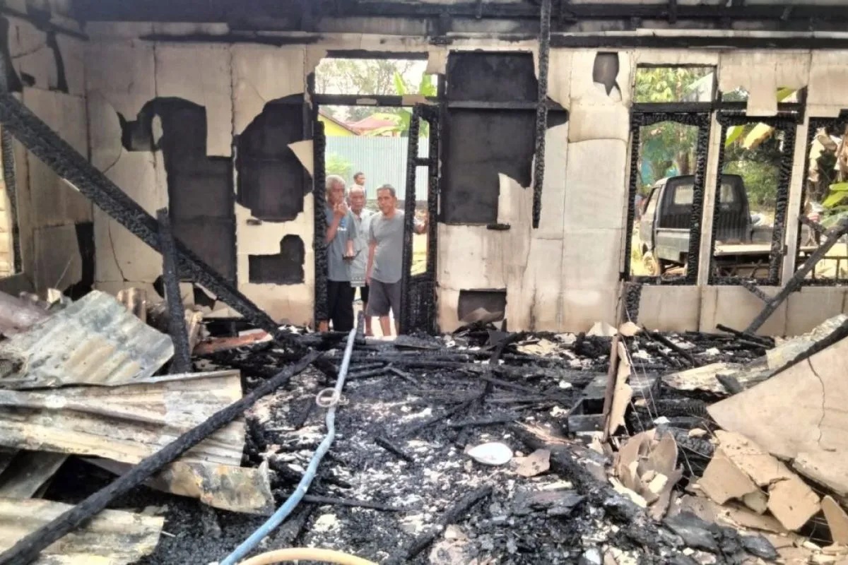 HABIS TERBAKAR: Rumah milik pensiunan PNS yang terbakar di Desa Belitang Satu, Kecamatan Belitang, Kabupaten Sekadau, Kamis (5/10).
