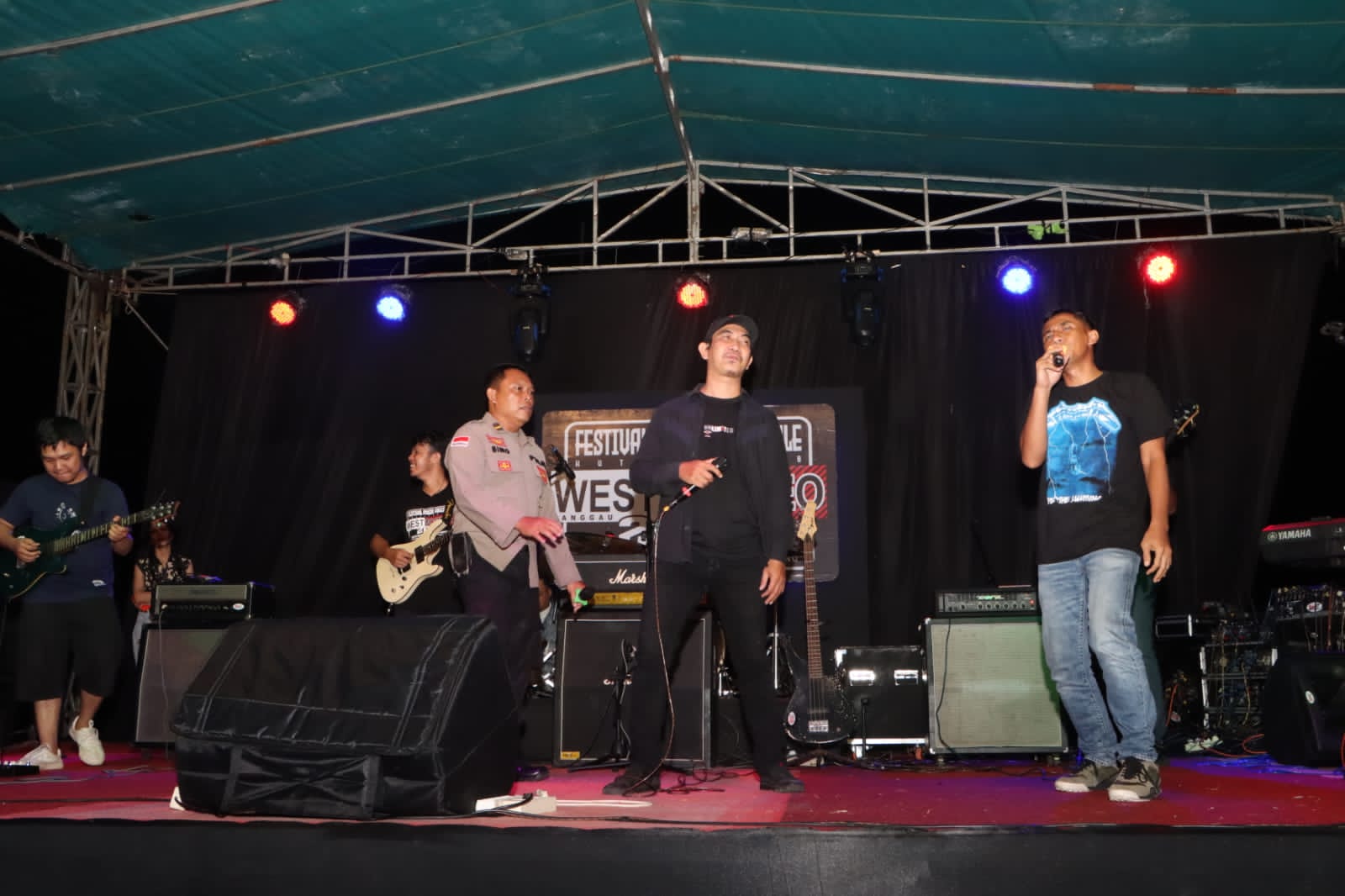 Foto: Dandim Sanggau, Letkol Inf Putra Andika Trihatmoko saat tampil di festival musik Kabupaten Sanggau Se-Kalimantan Barat.