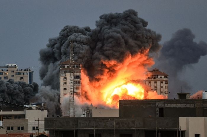 SALING SERANG: Serangan udara Israel yang menghantam Gaza, kemarin. Israel dan Palestina saling serang dan menewaskan ratusan orang.