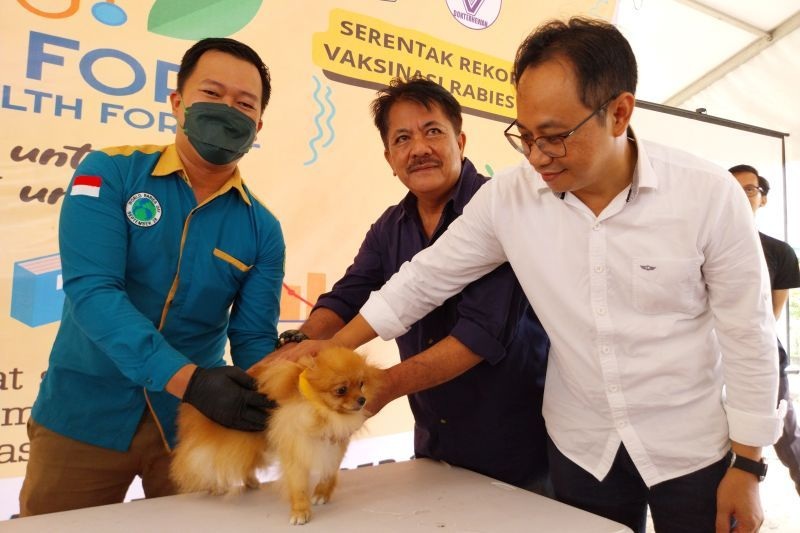 VAKSINASI: Kepala Dinas Perkebunan dan Peternakan Kalbar Heronimus Hero (kanan) saat acara Vaksinasi Rabies Serentak 2023 pada Peringatan Hari Rabies Sedunia di Untan Pontianak, Sabtu